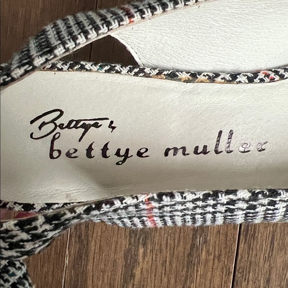Bettye Muller Houndstooth Slingback Block
Heels - Picture 7 of 12